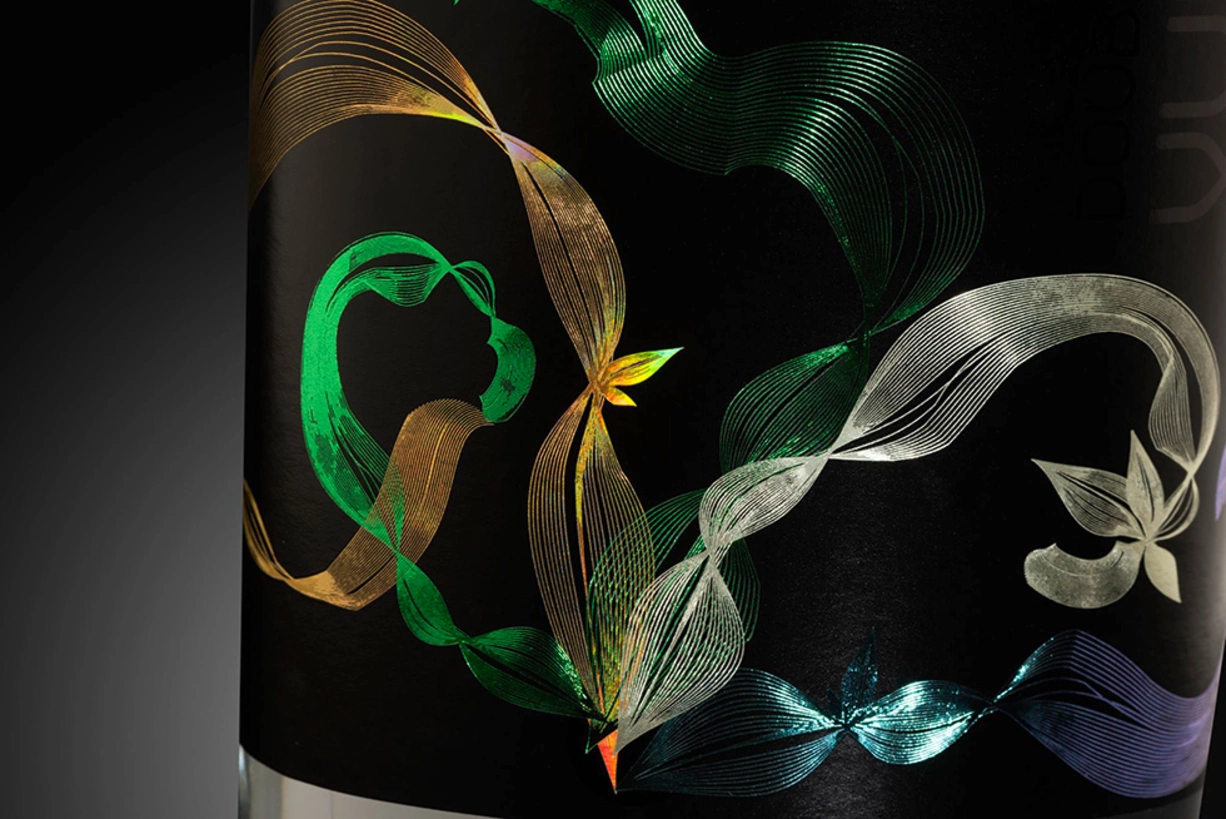 Create Labels with Metallic Surfaces Paper embellishments on a gin label by LEONHARD KURZ