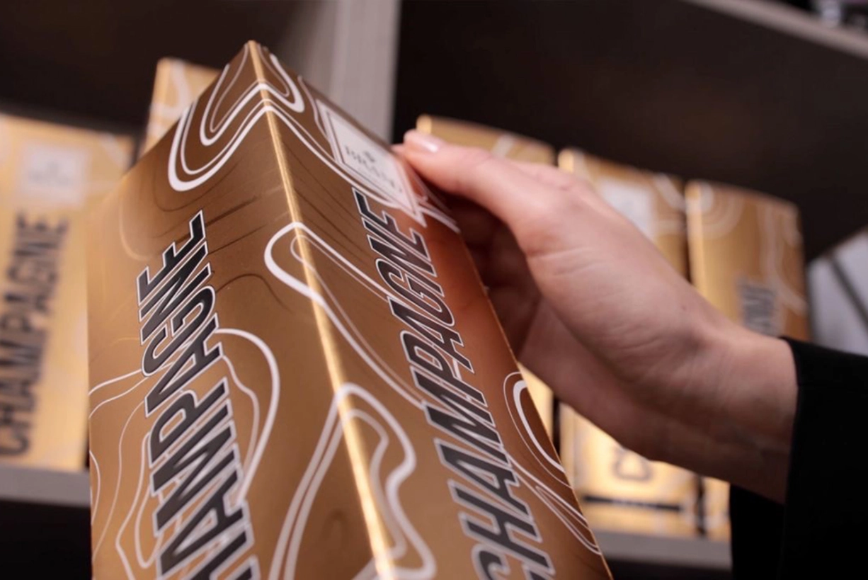 Catalogs, Flyers, Books & Table Cards: The Perfect Coating with KURZ Product design: Luxuriously finished folding box in gold high gloss