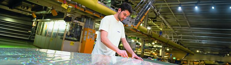 A KURZ employee in production