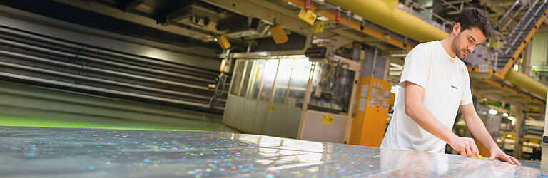 A KURZ employee in production
