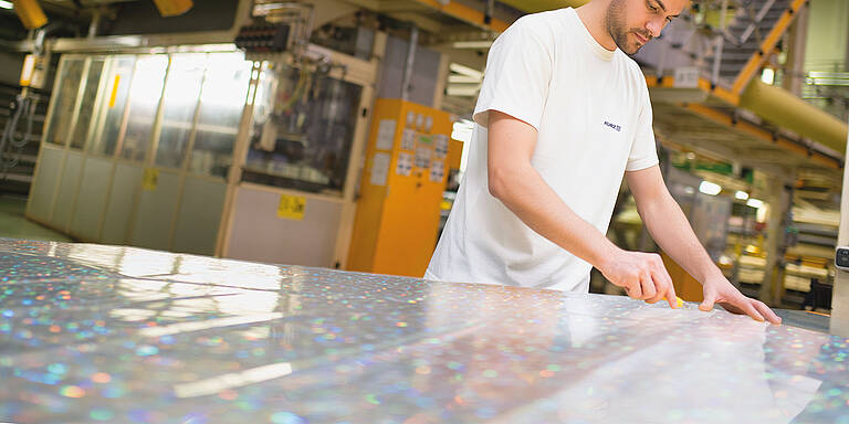 A KURZ employee in production