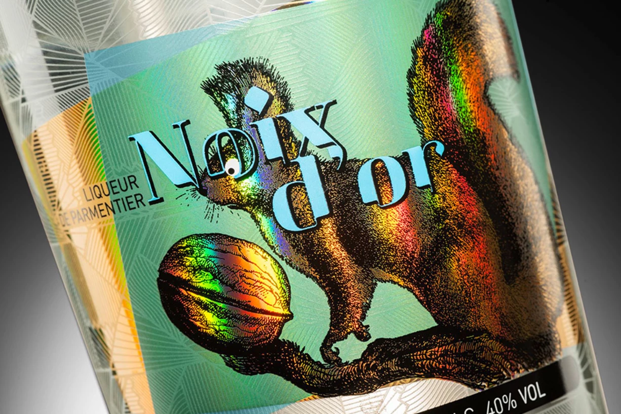 Holograms & OVDs for Paper Surfaces & Plastic Components Bottle label with diffractive rainbow effects by LEONHARD KURZ